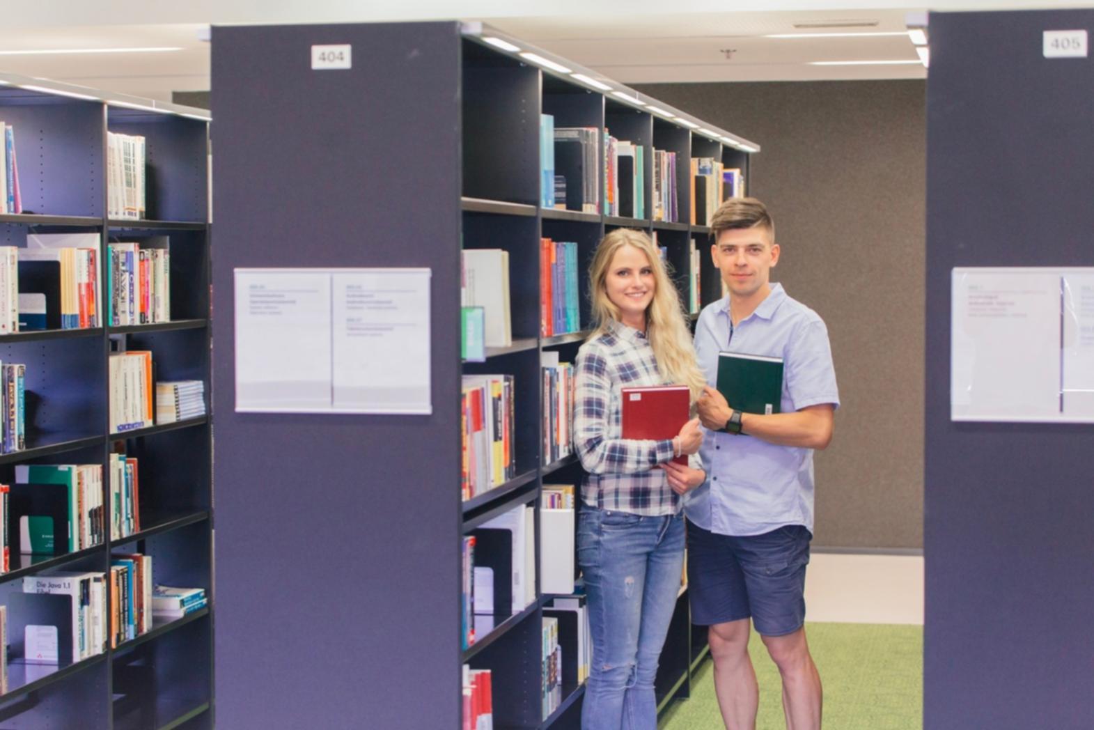 Team bei der Analyse von Finanzberichten und Grafiken