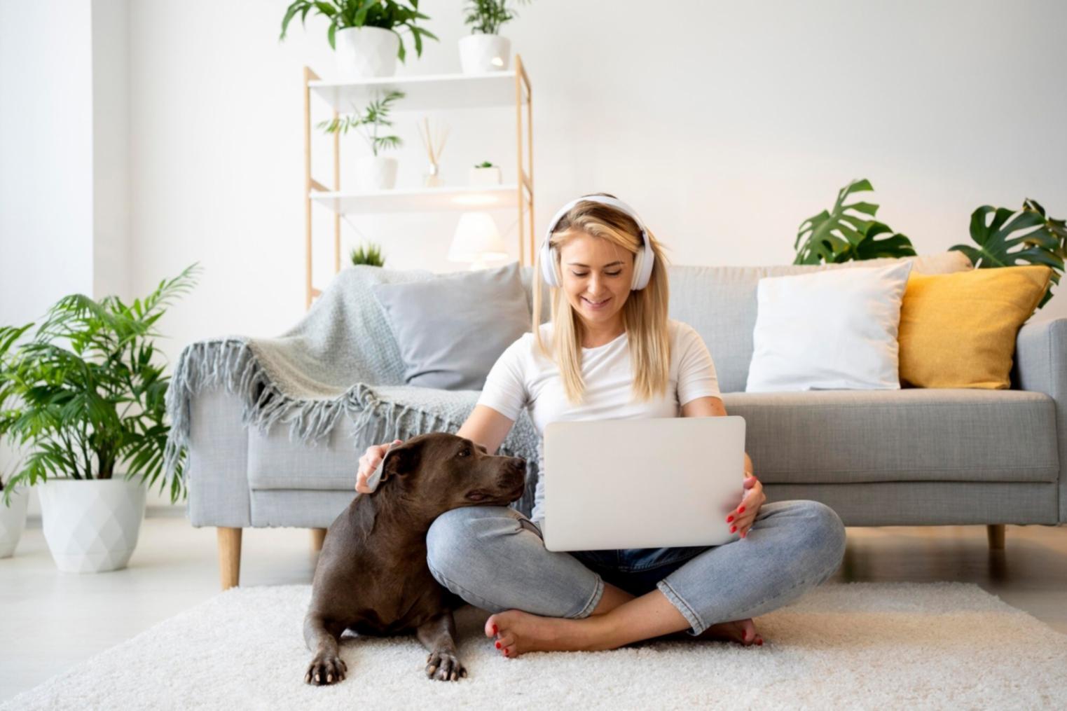 Arbeitsplatz mit Finanzanalysen und Diagrammen